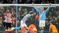 Manchester City Ruben Dias (tengah) merayakan gol pembuka timnya dalam pertandingan Liga Inggris melawan Sunderland di Etihad, Inggris, Sabtu, 6 Desember 2025. (AP Photo/Dave Thompson)