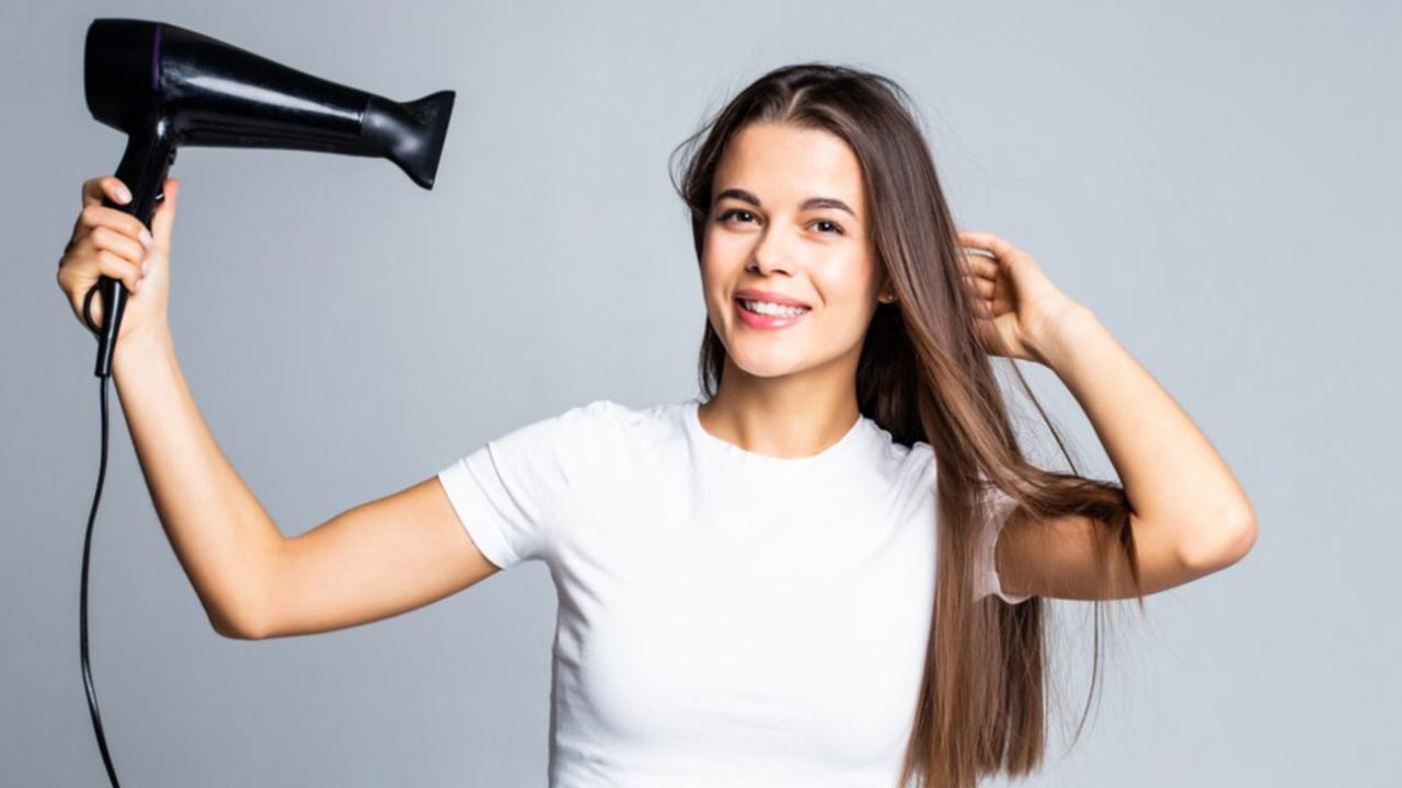 mengeringkan rambut dengan baik
