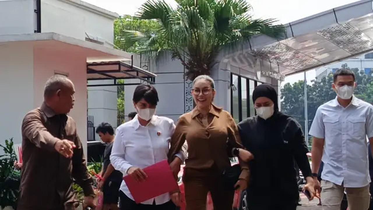 Penampilan Nikita Mirzani Saat Dilimpahkan ke Kejari Jakarta Selatan