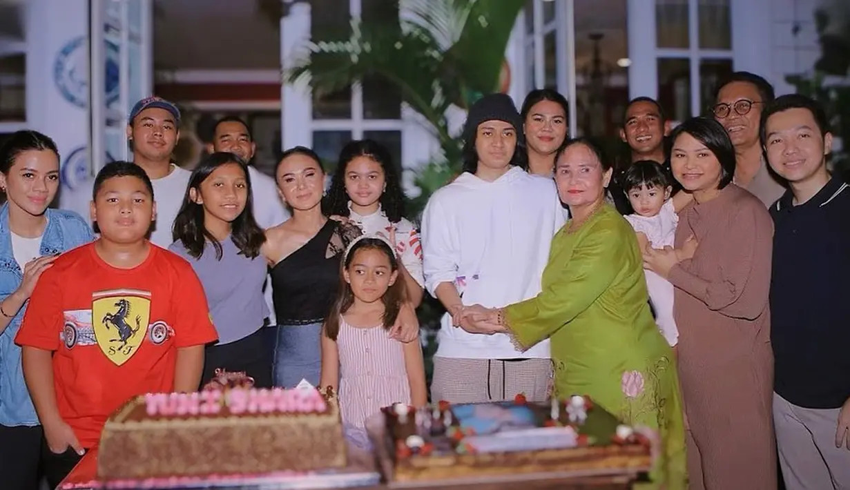 Momen foto bersama Yuni Shara bersama ibu, anak, mantan suami, keponakan dan adik. Terlihat hadir juga anak Krisdayanti dan Raul Lemos, Kallen dan Amora. [Instagram/yunishara36]