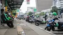 Sejumlah pengemudi ojek online beristirahat di sebuah halte di kawasan Harmoni, Jakarta, Selasa (7/4/2020). Selama pemberlakuan Pembatasan Sosial Berskala Besar (PSBB), layanan ojek online (ojol) akan dilarang mengangkut penumpang dan hanya dibolehkan untuk antar barang. (Liputan6.com/Faizal Fanani)