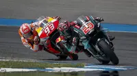 Pembalap Repsol Honda, Marc Marquez, berusaha mengejar Fabio Quartararo, pada MotoGP Thailand di Sirkuit Buriram, Minggu (6/10). Pembalap asal Spanyol itu menyudahi balapan 26 lap dengan catatan waktu 39 menit 36,223 detik. (AP/Gemunu Amarasinghe)