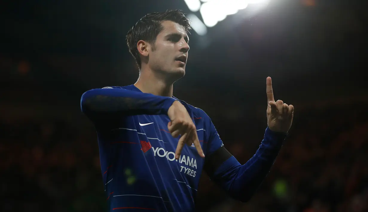 Striker Chelsea, Alvaro Morata berselebrasi usai mencetak gol ke gawang Crystal Palace saat pertandingan Liga Inggris di Stamford Bridge, London (4/11). Morata mencetak dua gol di laga ini dan mengantar Chelsea menang 3-1. (AP Photo/Frank Augstein)