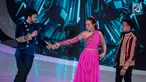 Pedangdut Fildan (kanan) melihat Ridho Rhoma (kiri) menggenggam tangan Zaskia Gotik (tengah) saat tampil dalam Indonesian Dangdut Awards 2018 di Jakarta, Jumat (12/10). Mereka membawakan lagu Koi Mil Gaya dan Tum Hi Ho. (Liputan6.com/Faizal Fanani)