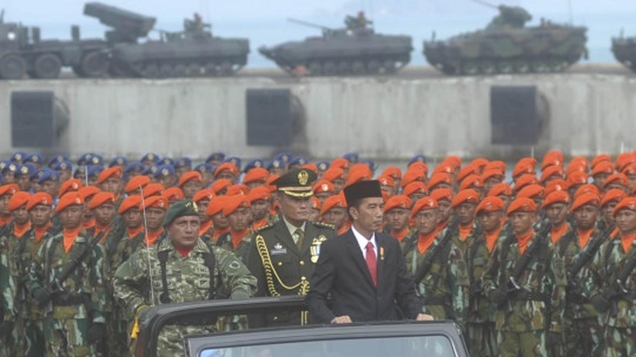 Peringatan HUT TNI, Jokowi kelilingi pasukan naik jip