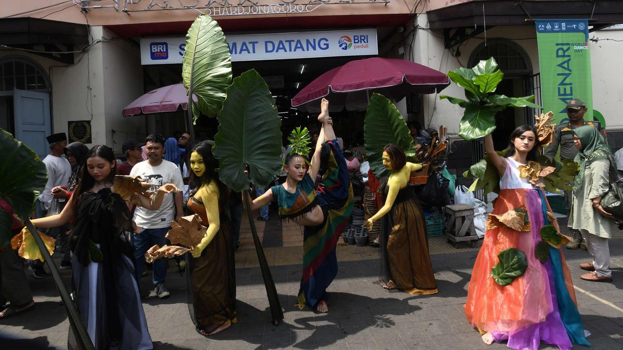 Aksi penari tampil di tengah pasar tradisional