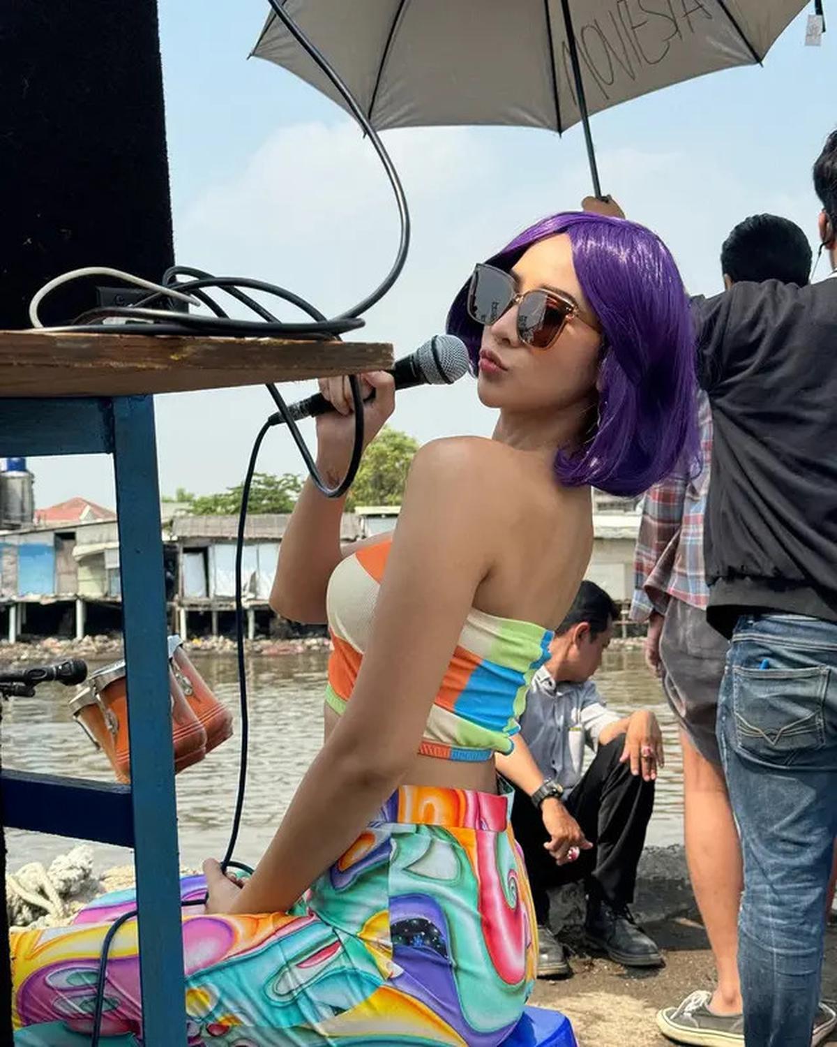 6 Potret Anya Geraldine di Balik Layar Film Mendadak Dangdut, Lelah Tahan Tawa