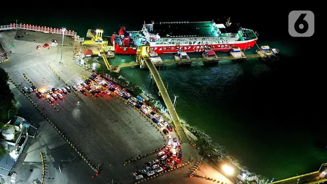 Puncak Arus Mudik Lebaran 2025 di Pelabuhan Merak, Ribuan Mobil Antre Masuk Kapal