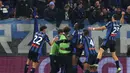 Pemain Atalanta merayakan gol yang dicetak oleh Ademola Lookman ke gawang AC Milan pada laga lanjutan Liga Italia 2024/2025 di ewiss Stadium, Bergamo, Italia, Sabtu (07/12/2024) dini hari WIB. (AP Photo via Spada/LaPresse)