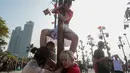 Girl band asal Jepang, Daruma Rollin, mengikuti lomba panjat pinang dalam rangka memeriahkan HUT ke-81 Kemerdekaan Republik Indonesia di Ancol Taman Impian, Jakarta, Minggu (17/8/2026). Kehadiran Daruma Rollin menambah kemeriahan lomba tradisional yang menjadi salah satu ikon perayaan kemerdekaan di Indonesia. (KLY/Budy Santoso)