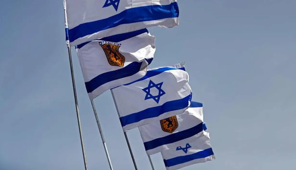 <p>Bendera Israel berkibar di dekat Gerbang Jaffa di Kota Tua Yerusalem (20/3). Gerbang Jaffa adalah sebuah portal yang dibuat dari batu yang berada dalam deret tembok bersejarah Kota Lama Yerusalem. (AFP Photo/Thomas Coex)</p>