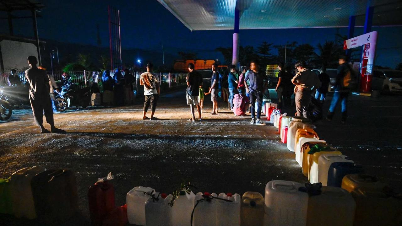 FOTO: Antrean Panjang BBM Warnai Pemulihan Pascabanjir di Sumut dan Aceh