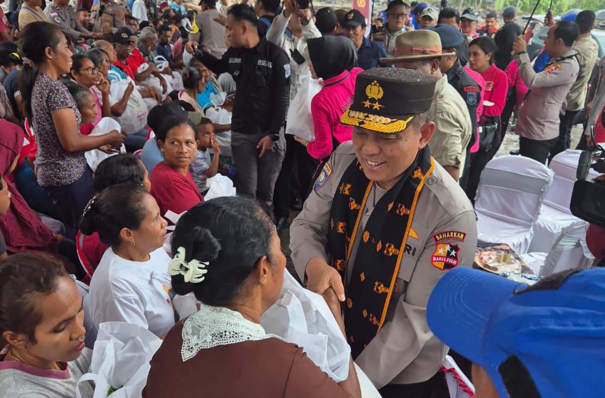 FOTO: Polri Salurkan Bantuan untuk Korban Banjir Bandang Mauponggo