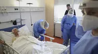 Petugas medis merawat pasien di bagian COVID-19 rumah sakit University Clinical Center di Banja Luka, 4 November 2021. Para dokter di Bosnia bersiap menghadapi ancaman gelombang baru corona di negara yang menjadi salah satu paling terpukul di Eropa pada periode pandemi sebelumnya itu. (AP Photo)