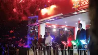 Menpora Zainudin Amali (dua dari kanan) saat menekan tombol dimulainya Bali 14th World Esports Championship 2022 bersama undangan lainnya di Merusaka Nusa Dua, Jumat malam (2/12/2022). (Bola.com/Maheswara Putra)