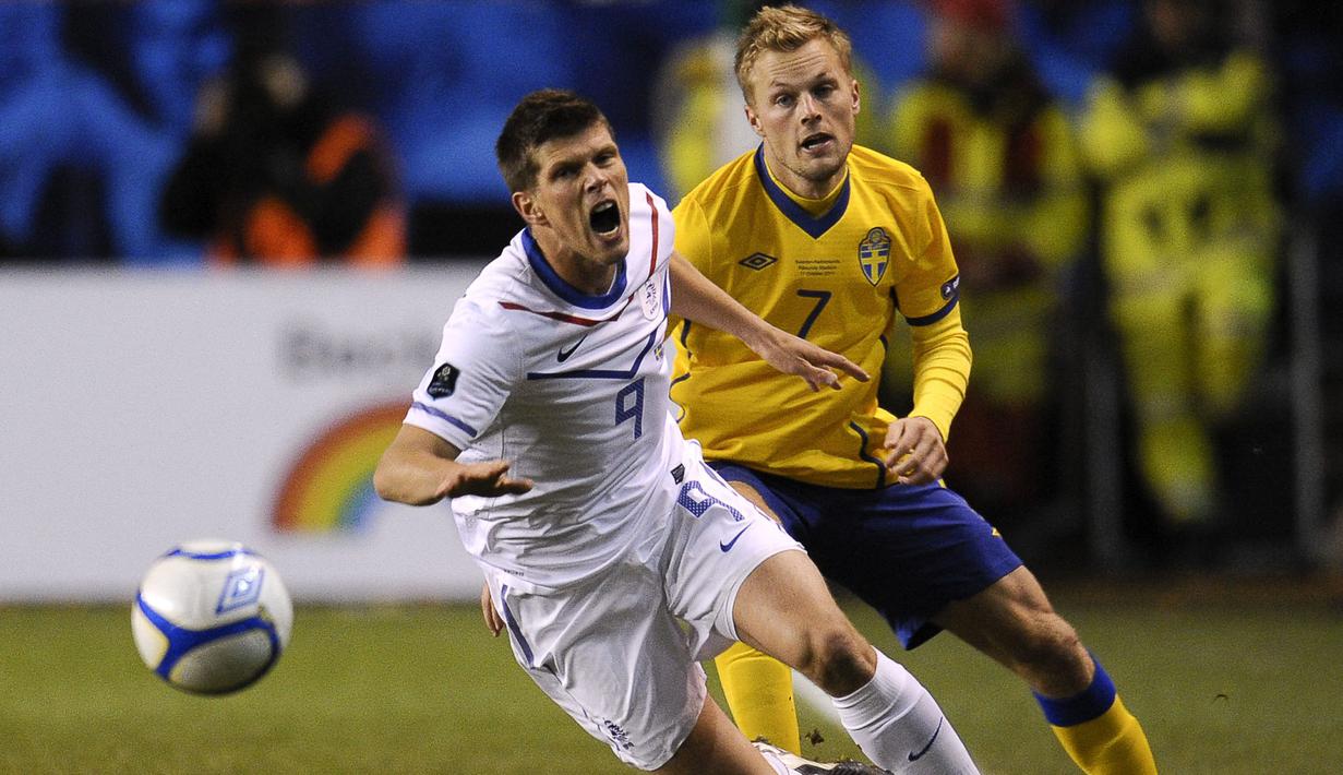 Striker Timnas Belanda yang telah pensiun pada Juli 2021, Klaas-Jan Huntelaar total mencetak 12 gol dari 8 laga dalam kualifikasi Euro 2012. Tergabung di Grup E yang berisikan 6 negara, catatan gol Klaas-Jan Huntelaar mampu membawa Belanda lolos ke putaran final. Belanda finish sebagai juara Grup D di atas Swedia dan sama-sama lolos ke putaran final Euro 2012 di Polandia dan Ukraina sebagai edisi terakhir yang diikuti 16 kontestan. (AFP/Scanpix/Anders Wiklund)