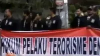 Warga Solo meneriakkan yel-yel, mengecam aksi serangan bom bunuh diri ke Mapolresta Sukarakarta.