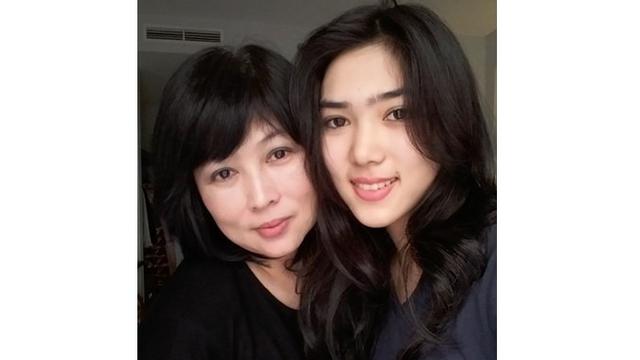 Keduanya kini tampil tanpa make up, ibu dan anak ini memiliki paras cantik yang alami.