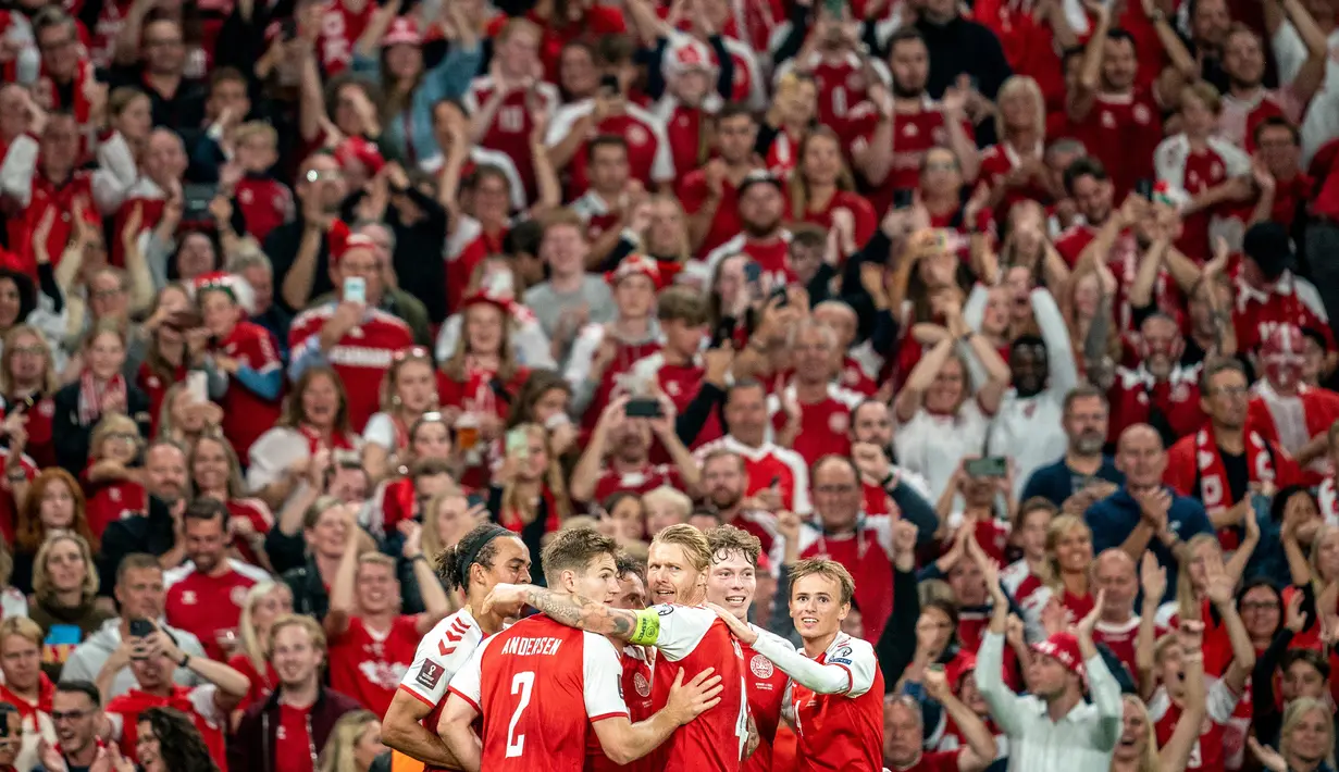Para pemain Denmark merayakan gol keempat mereka ke gawang Israel selama pertandingan kualifikasi Grup F Piala Dunia FIFA Qatar 2022 di Kopenhagen (7/9/2021). Denmark menang telak ats Israel dengan skor 5-0. (Mads Claus Rasmussen/Ritzau Scanpix/AFP)