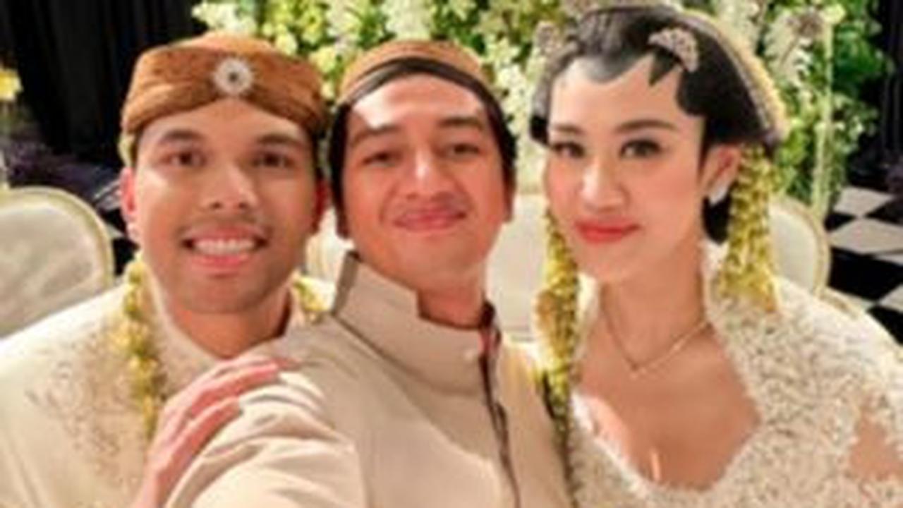 Harris Vriza, sahabat dari Thariq Halilintar ini juga tampak gagah dalam busana adat jawa. Melalui akun Instagram pribadi, Harris berseragam sama seperti El dengan beskap berwarna cokelat dan bawahan batik.