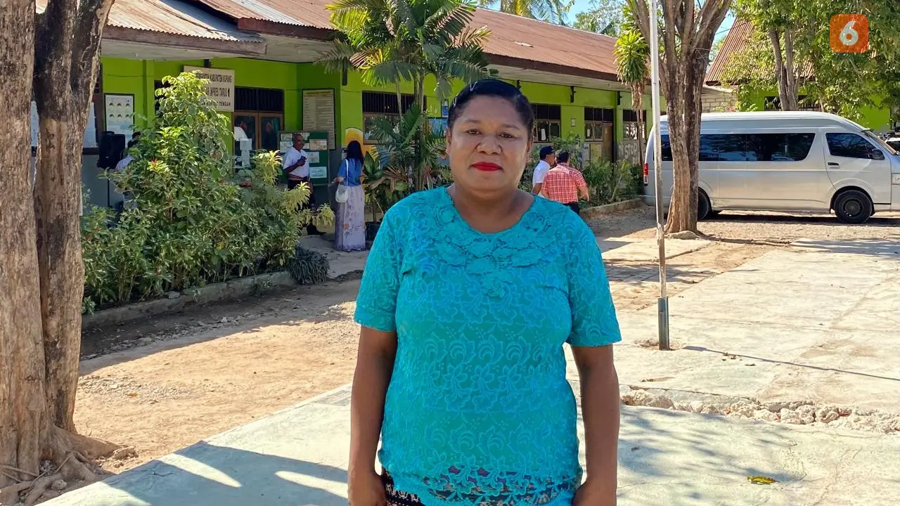 Mama Yane mengaku bangga, anak laki-lakinya Christian yang merupakan siswa dari Sekolah Dasar (SD) Inpres 1 Kupang, Nusa Tenggara Timur (NTT) kini sudah bisa membaca dan menulis (Dok. Liputan6.com/Teddy Tri Setio Berty).
