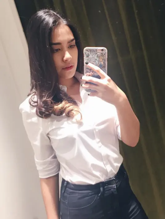 Andania Suri menuntut ilmu di Universitas London School Public Relations. Andania harus pintar membagi waktu diantara padat jadwal syuting dan pendidikannya.  (viainstagram@andsur/Bintang.com)