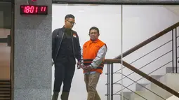 Bupati Lombok Barat Lalu Ahmad Zaini berjalan menuju mobil tahanan usai menjalani pemeriksaan di Gedung Merah Putih KPK, Jakarta, Selasa (21/7/2026). (KLY/Arie Basuki)