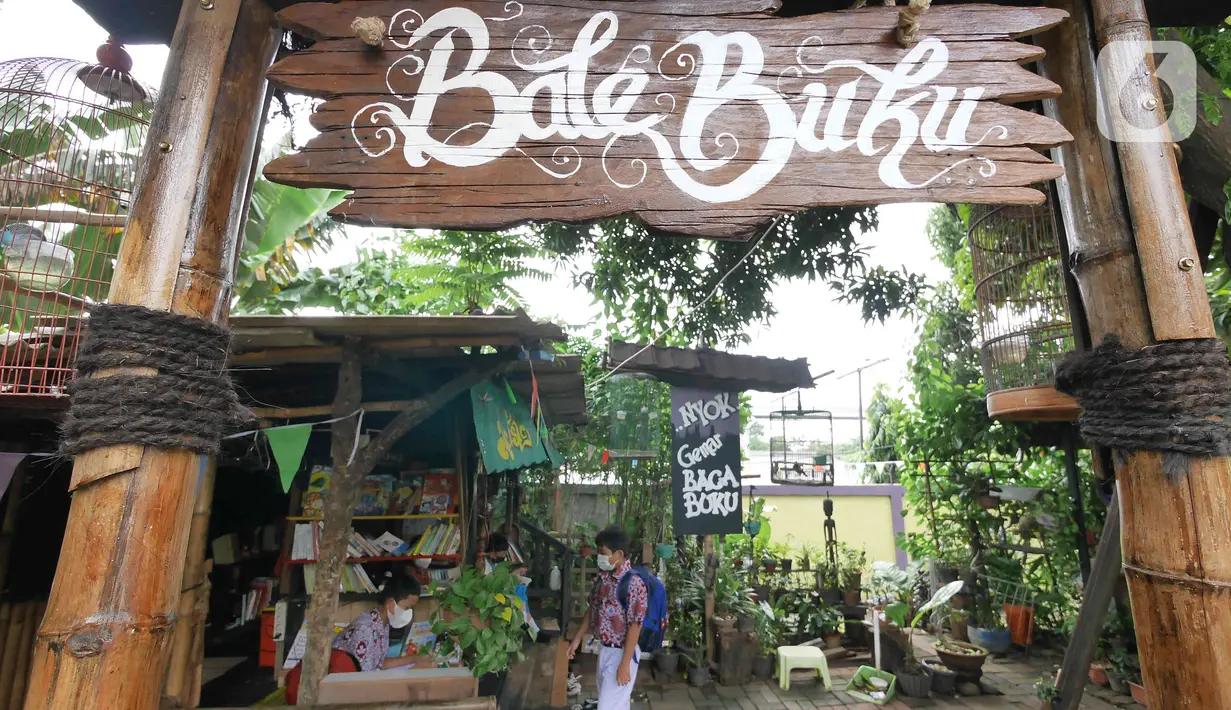 Suasana pustaka mini Bale Buku di Kelurahan Dukuh, Kramat Jati, Jakarta Timur,  Kamis (20/01/2022). Bale buku yang diresmikan pada Sabtu (15/1) dibangun dari barang-barang bekas tersebut untuk memberi ruang bagi anak-anak serta warga agar gemar membaca. (Liputan6.com/Herman Zakharia)