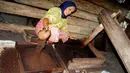 Pembuat kopi tradisional menampi biji kopi usai ditumbuk di Desa Lamglumpang, Aceh Besar, Aceh, Senin (21/2). Kopi olahan tradisional sangat digemari konsumen.(Antara)