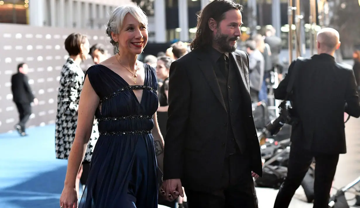 Aktor Keanu Reeves bersama Alexandra Grant menghadiri  LACMA Art + Film di Los Angeles, 2 November 2019. Keanu Reeves tampak mesra bergandengan tangan dengan sang kekasih yang merupakan sahabat lamanya yang menjadi seniman tersebut. (Emma McIntyre/Getty Images for LACMA/AFP)