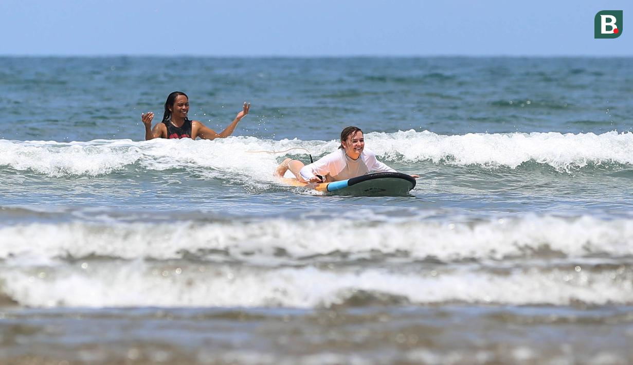 <p>Surfing termasuk aktivitas wisata air yang sangat populer di Bali. Disana banyak pantai yang memiliki ombak dan arus yang sangat bagus untuk berselancar. (Bola.com/M iqbal Ichsan)</p>