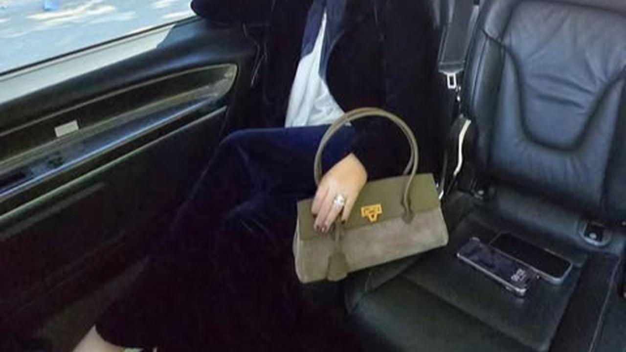 Syahrini Tampil Sederhana, Pakai Tas Lokal Seharga Rp 4 Juta!