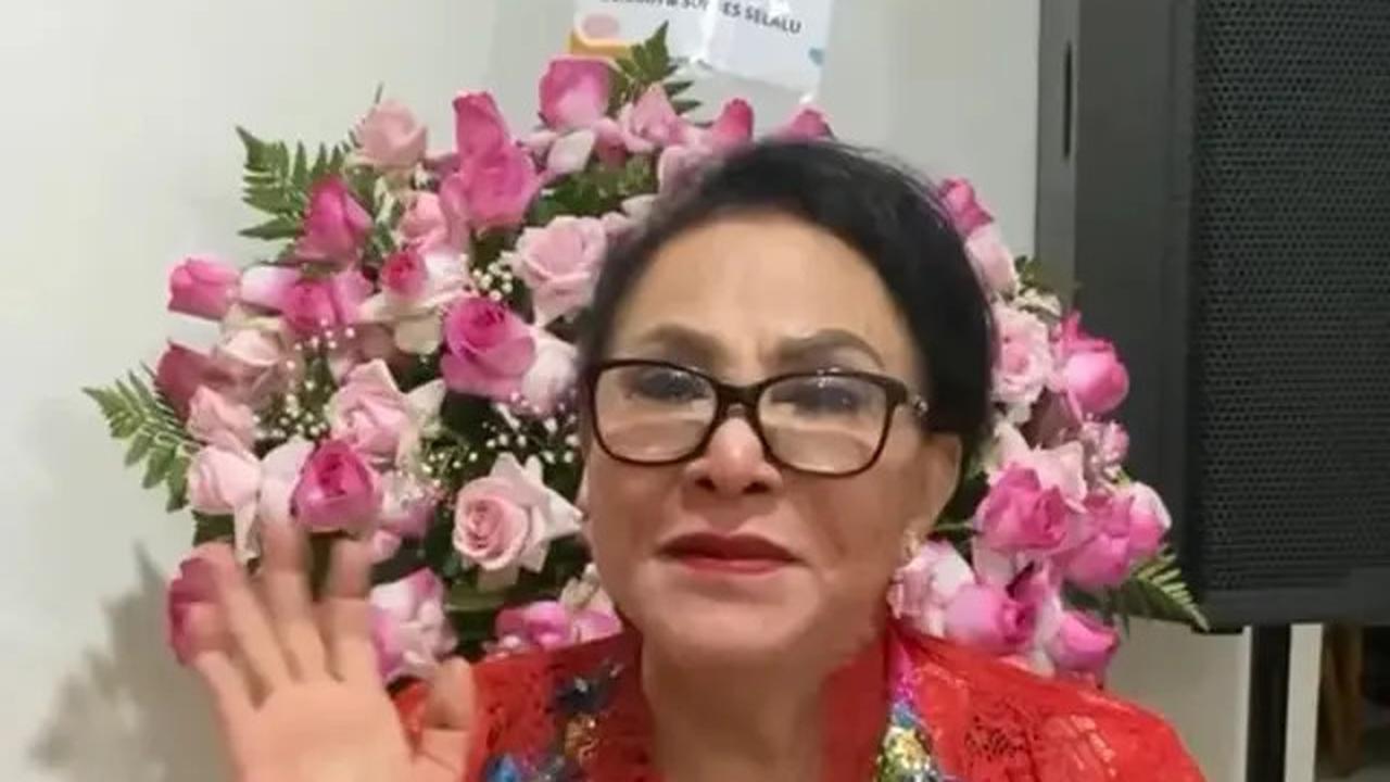 7 Potret Terbaru Mpok Atiek Genap Usia 69 Tahun, Tampil Bak Ratu di Hari Ultah