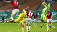 Sundulan striker AC Milan, Zlatan Ibrahimovic, mampu dihadang oleh kiper Hellas Verona, Marco Silvestri, dalam sebuah pertandingan Liga Italia Serie A 2020/2021 pekan ke tujuh, Senin (9/11/2020). (AP Photo/Antonio Calanni)