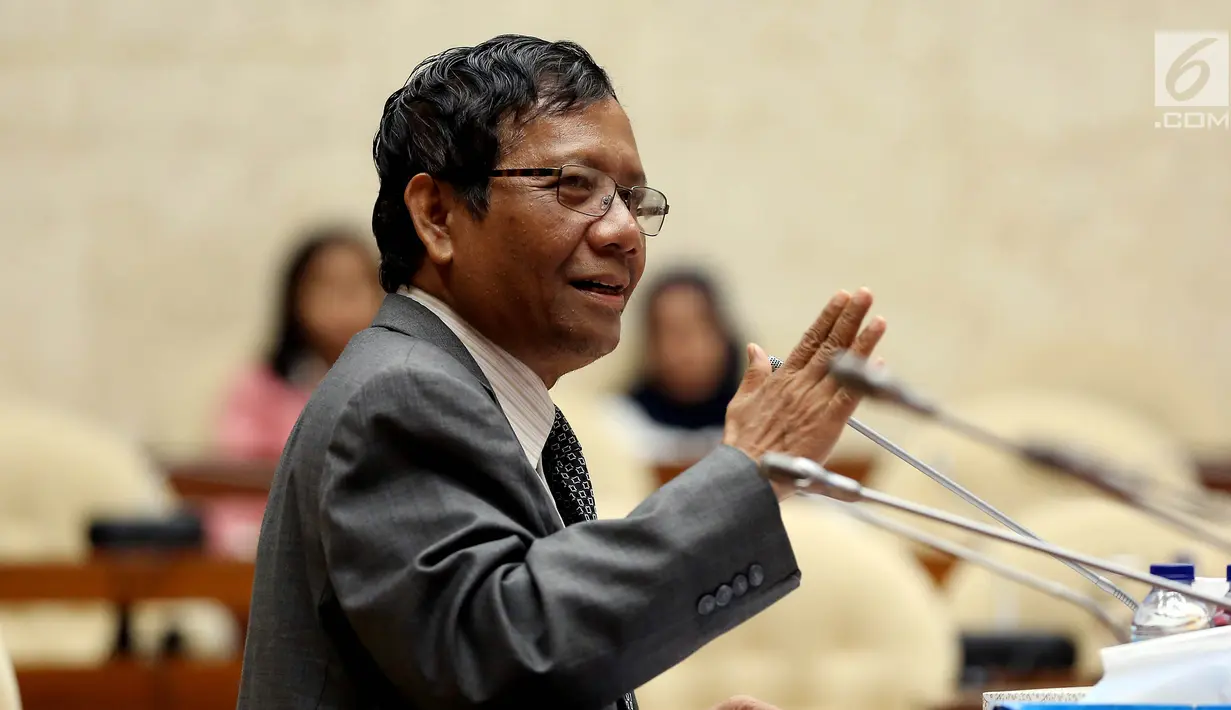 Mahfud MD meyampaikan pemaparan saat menghadiri rapat dengar pendapat umum dengan Panitia khusus hak angket KPK, di Komplek Parlemen Senayan, Jakarta, Selasa (18/7). (Liputan6.com/Johan Tallo)