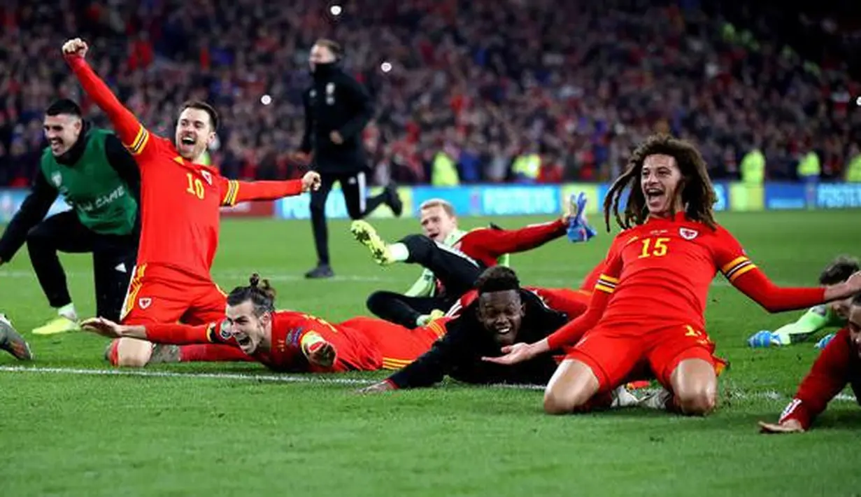 Wales ke Piala Eropa: Pemain Timnas Wales Aaron Ramsey, Gareth Bale, dan Ethan Ampadu merayakan kemenangan atas Hungaria pada laga Grup E Kualifikasi Piala Eropa 2020 di Cardiff City Stadium, Selasa (19/11/2019). Wales memastikan satu tempat di putaran final setelah menang 2-0 (Nick Potts/PA via AP)