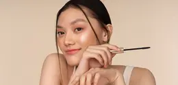 Nuansa cokelat seperti terracotta, beige, hingga soft bronze menjadi kunci utama dalam tampilan earthy tones. [Dok/freepik.com]