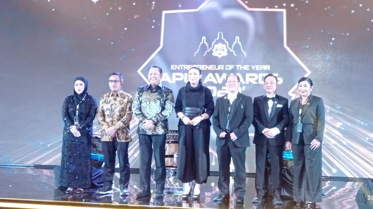 Ketua MPR RI Bambang Soesatyo (ketiga dari kiri) menghadiri APLI Awards 2023 di Hotel Ritz Carlton, Jakarta, Sabtu (14/1/2024) (Istimewa)