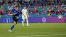 Italia memantapkan keunggulannya menjadi 3-0 di akhir babak kedua melalui tembakan keras striker Ciro Immobile dari depan kotak penalti yang bersarang telak di pojok kanan gawang Yann Sommer. (Foto: AP/Pool/Alessandra Tarantino)