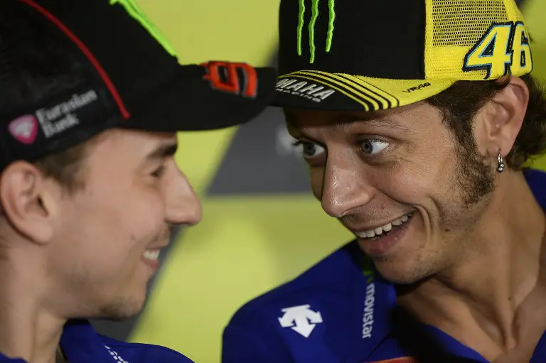 Jorge Lorenzo (kiri) dan Valentino Rossi sudah melupakan perseteruan. ( AFP PHOTO / JOSEP LAGO )