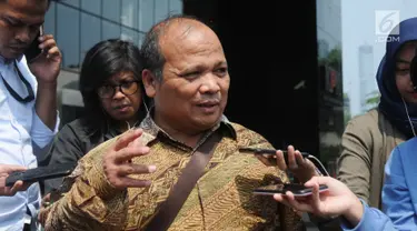 Mantan Ketua Pusat Pelaporan dan Analisis Transaksi Keuangan (PPATK) Yunus Husein menjawab pertanyaan wartawan usai menjadi pembicara internal pegawai KPK di gedung KPK, Jakarta, Senin (30/4).  (Merdeka.com/Dwi Narwoko)