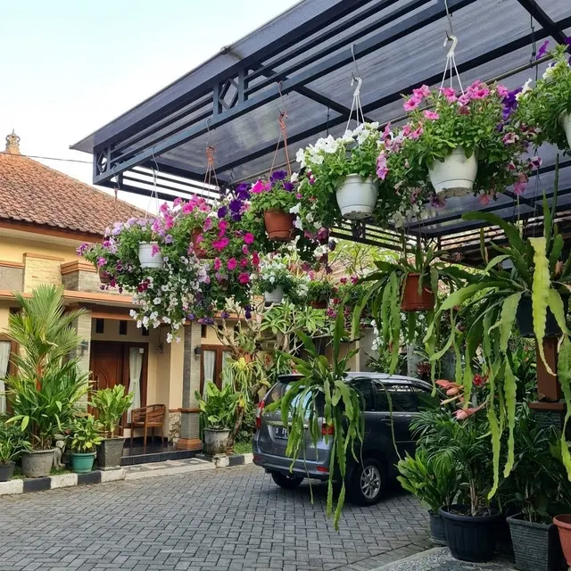 Model Taman Mini di Samping Carport
