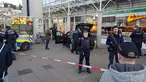 Aparat kepolisian berjaga di dekat sebuah mobil yang menabrak kerumuman orang yang tengah berdiri di depan toko roti di Heidelberg, barat daya Jerman, Sabtu (25/2). Tiga orang terluka, satu di antaranya mengalami luka serius. (R. PRIEBE/DPA/AFP)