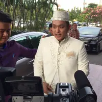 Presenter Gilang Dirga saat hendak melakukan prosesi pernikahan. (Ruswanto/Bintang.com)