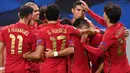 Pemain Portugal merayakan gol yang dicetak Cristiano Ronaldo ke gawang Swedia pada laga UEFA Nations League di Stadion Friends Arena, Rabu (9/9/2020) dini hari WIB. Portugal menang 2-0 atas Swedia. (AFP/Jonathan Nackstrand)