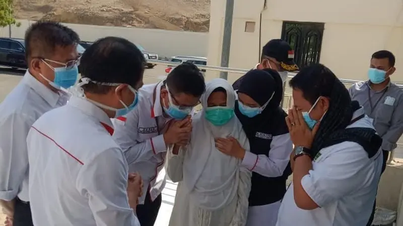 Dirjen PHU Kemenag Hilman Latief dan petugas PPIH Arab Saudi menenangkan Hj Aat, istri Suharja Wardi Ardi, jemaah haji yang ditemukan meninggal dunia setelah hilang dua pekan lebih saat wukuf di Arafah. (FOTO: MCH PPIH ARAB SAUDI 2023)