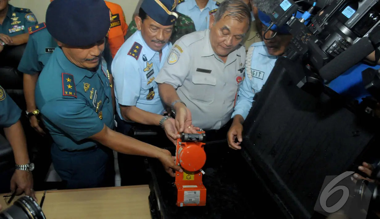 Panglima Koarmabar TNI AL Laksamana Muda TNI Widodo (kiri) didampingi Ketua KNKT Tatang Kurniadi (kanan), Pangkaops TNI AU I Marsekal Muda Dwi Putranto (tengah) memamerkan CVR AirAsia, Kalteng, Selasa (13/01/2015). (Liputan6.com/Andrian M Tunay)