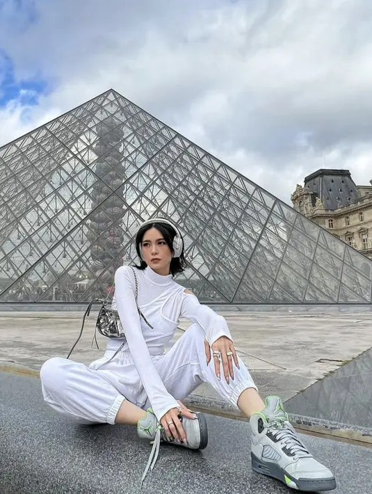 Tampil serba putih memang terlihat mewah. Tamara memberikan twist dengan sneakers untuk jadikan gayanya berbeda. Tak hanya nyaman, namun penampilannya ini juga menghadirkan kesan yang istimewa. [Foto: Instagram/ Tamaradai]