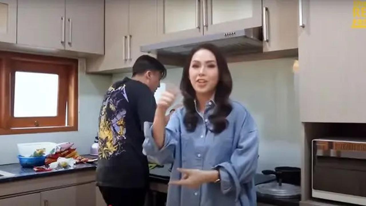 Potret Dapur Rendy Kjaernett yang Punya Model Simple tapi Lengkap