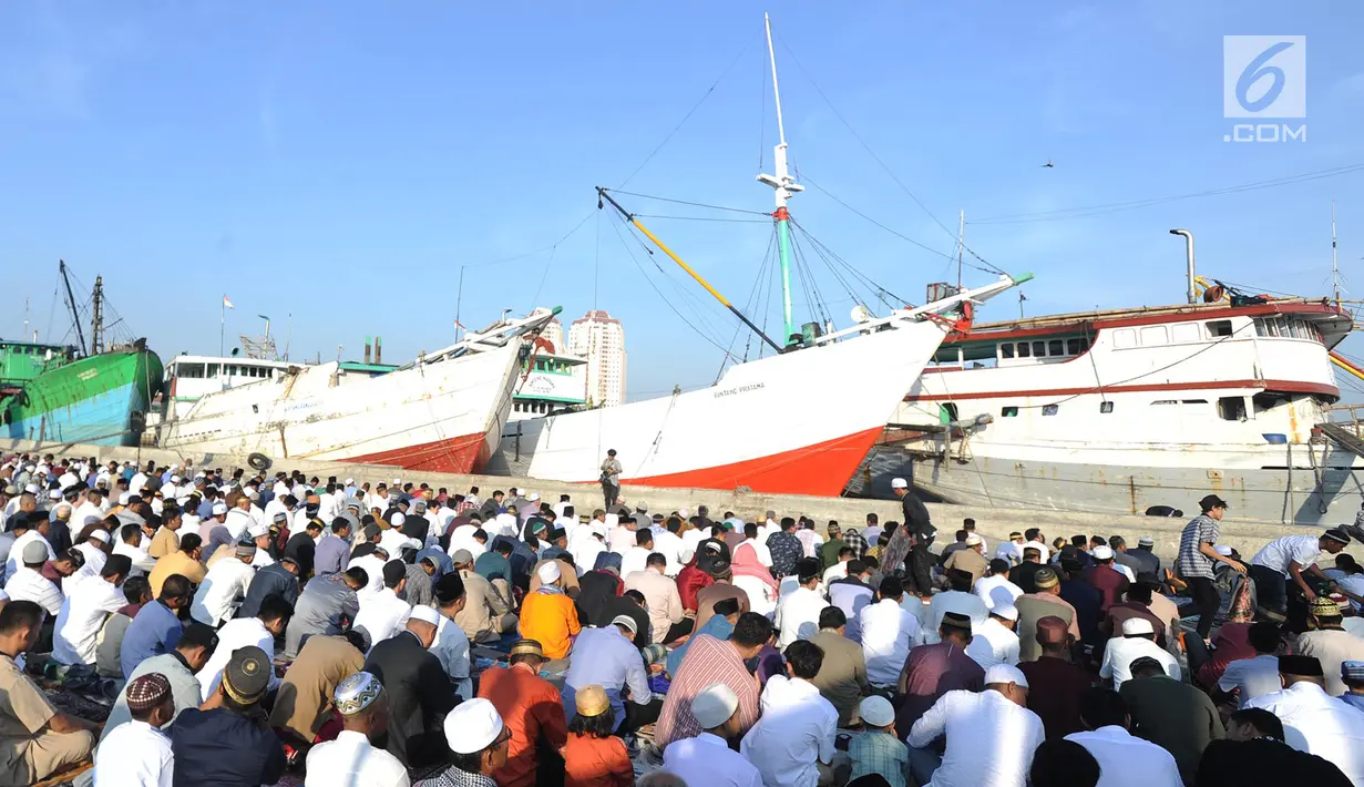 Umat muslim mendengarkan kutbah usai melaksanakan salat Idul Fitri di kawasan Pelabuhan Sunda Kelapa, Jakarta, Rabu (5/6/2019). Umat muslim seluruh Indonesia merayakan Hari Raya Idul Fitri 1440 Hijriah setelah sebelumnya melaksanakan puasa Ramadan selama sebulan penuh. (merdeka.com/Arie Basuki)